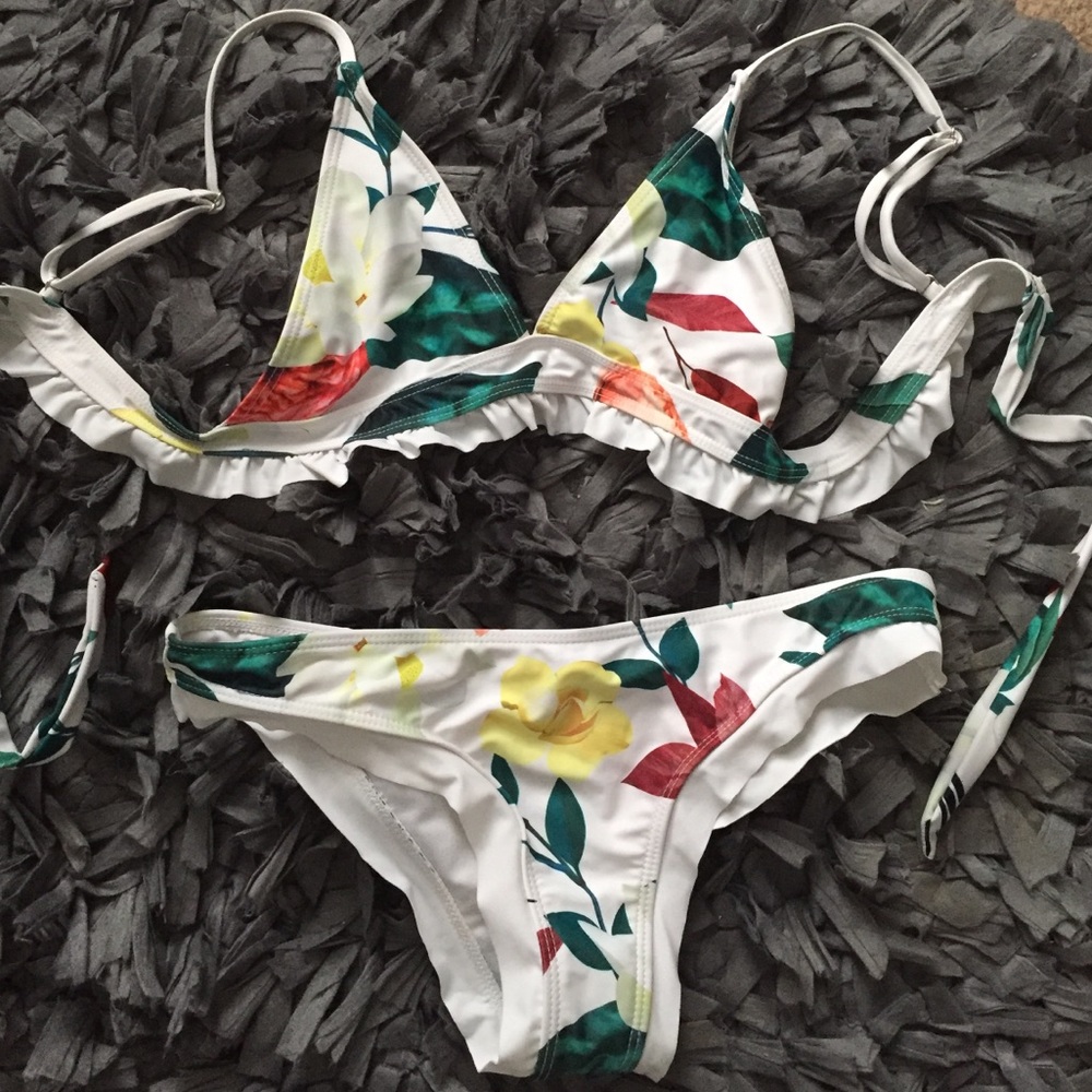 SALE☀️Ruffled floral cheeky bikini set